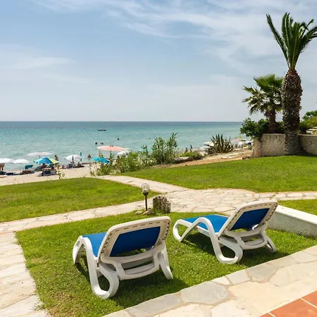 Ваканционна къща Beachfront Escape In Сивири