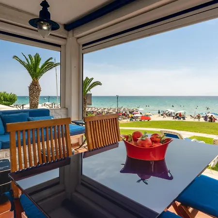 Ваканционна къща Beachfront Escape In Сивири