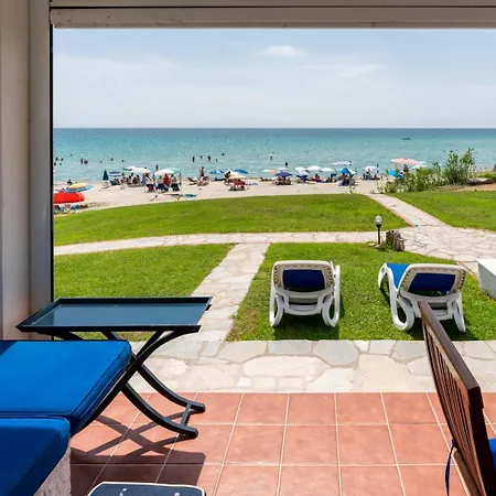 Ваканционна къща Beachfront Escape In Сивири