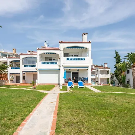 Ваканционна къща Beachfront Escape In Сивири