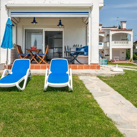 Ваканционна къща Beachfront Escape In *